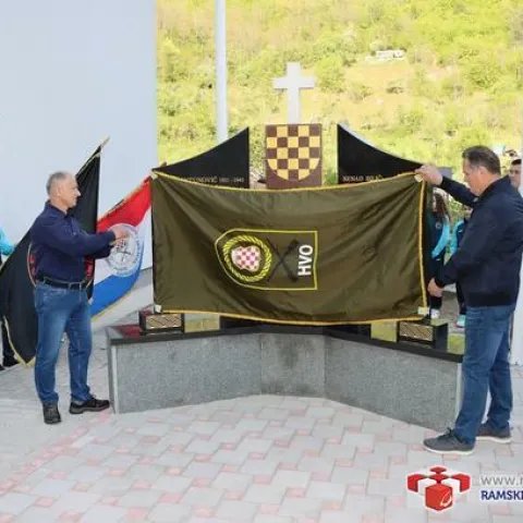 Svečano otkriven spomenik poginulim i nestalim braniteljima na Ustirami