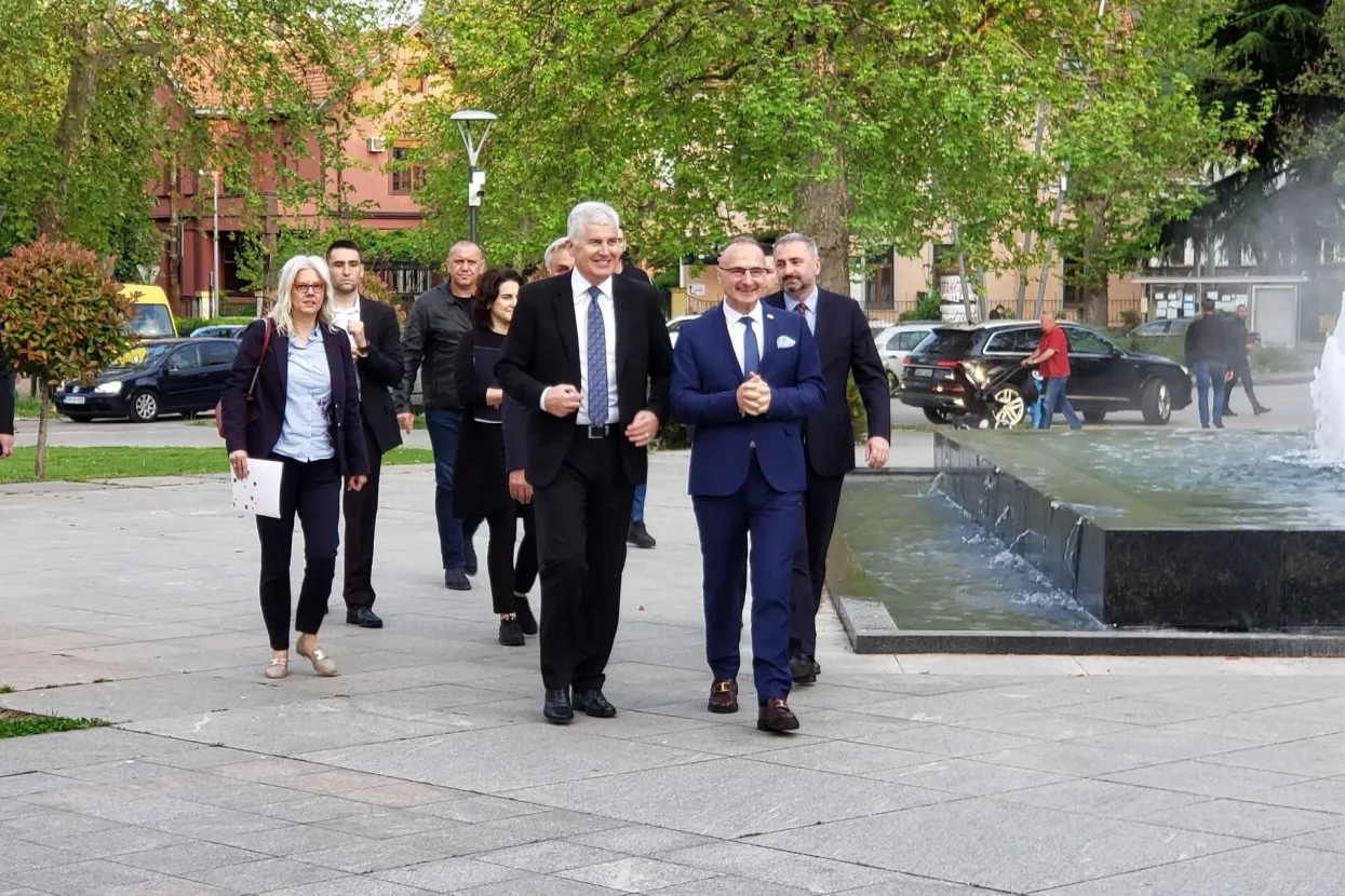 MOSTAR, 3. svibnja (FENA) - Nismo zadovoljni time &scaron;to nisu usvojene izmjene Izbornog zakona kojima su se trebali otkloniti svi oblici diskriminacije i nejednakosti u izbornom procesu kako bi se očuvala konstitutivnost kao temeljno načelo Daytonsko-pari&scaron;kog sporazuma, a i kako bi se osiguralo legitimno predstavljanje legitimno izabranih predstavnika svih naroda, a prije svega hrvatskog naroda u BiH, kazao je u utorak u Mostaru ministar vanjskih i europskih poslova Republike Hrvatske (RH) Gordan Grlić Radman. (Foto FENA/Denis Leko)