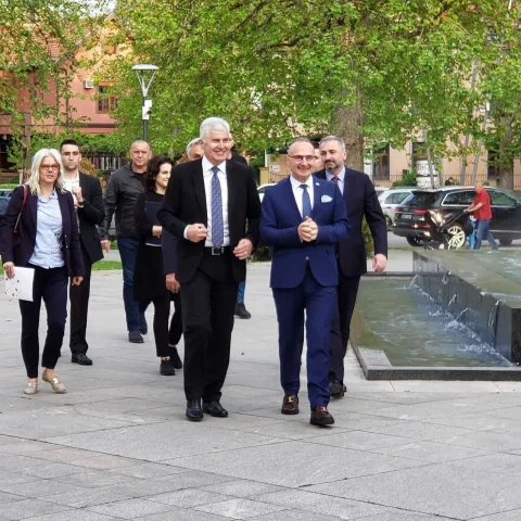 MOSTAR, 3. svibnja (FENA) - Nismo zadovoljni time &scaron;to nisu usvojene izmjene Izbornog zakona kojima su se trebali otkloniti svi oblici diskriminacije i nejednakosti u izbornom procesu kako bi se očuvala konstitutivnost kao temeljno načelo Daytonsko-pari&scaron;kog sporazuma, a i kako bi se osiguralo legitimno predstavljanje legitimno izabranih predstavnika svih naroda, a prije svega hrvatskog naroda u BiH, kazao je u utorak u Mostaru ministar vanjskih i europskih poslova Republike Hrvatske (RH) Gordan Grlić Radman. (Foto FENA/Denis Leko)