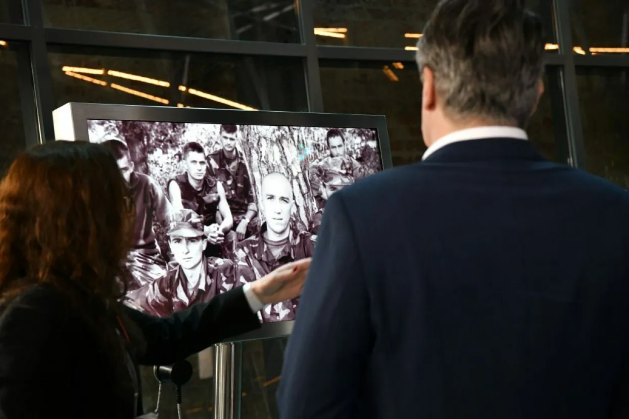 Predsjednik Milanović ispod Vukovarskog vodotornja uručio odlikovanja braniteljima Vukovara