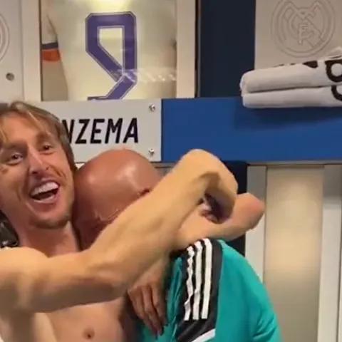 Modrić slavi u svlačionici