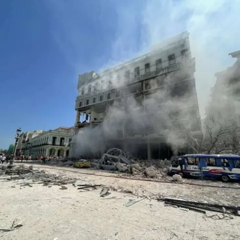 Snažna eksplozija uništila hotel u centru Havane, poginulo najmanje osam ljudi