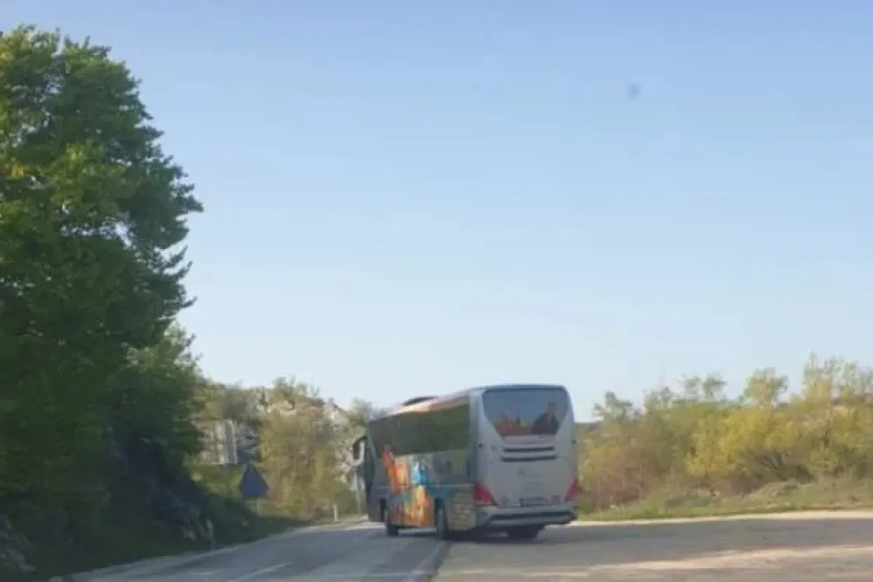 Sadržaj WC-a iz busa vozač istresao na pro&scaron;irenju, uz cestu