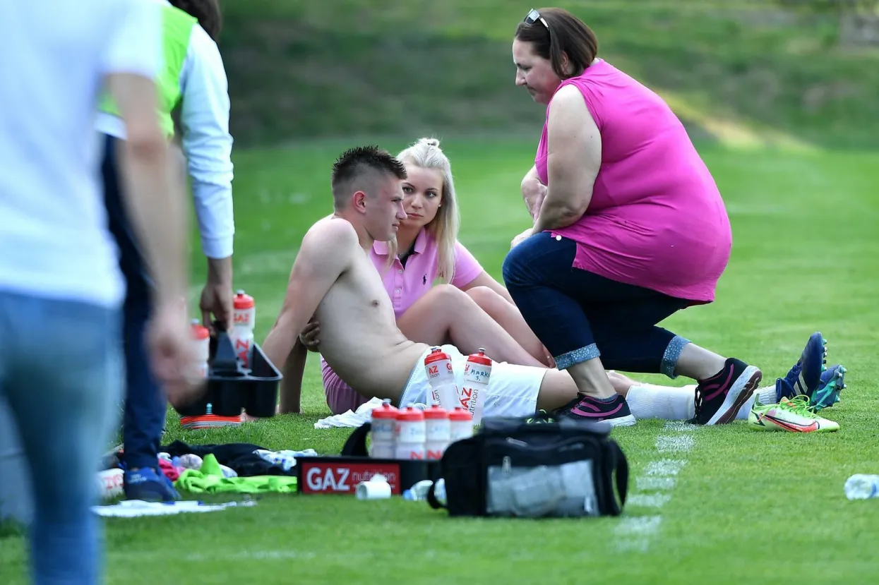 13.05.2022., Zagreb - Druga HNL, NK Jarun - NK Rudes. Dominik Pavlovic u sudaru s igracem Jaruna ostao bez svijesti, te mu je djevojka utrcala u teren koju je na kraju tjesio sudac Ivan Bebek. Cura nakon utakmice dosla do decka