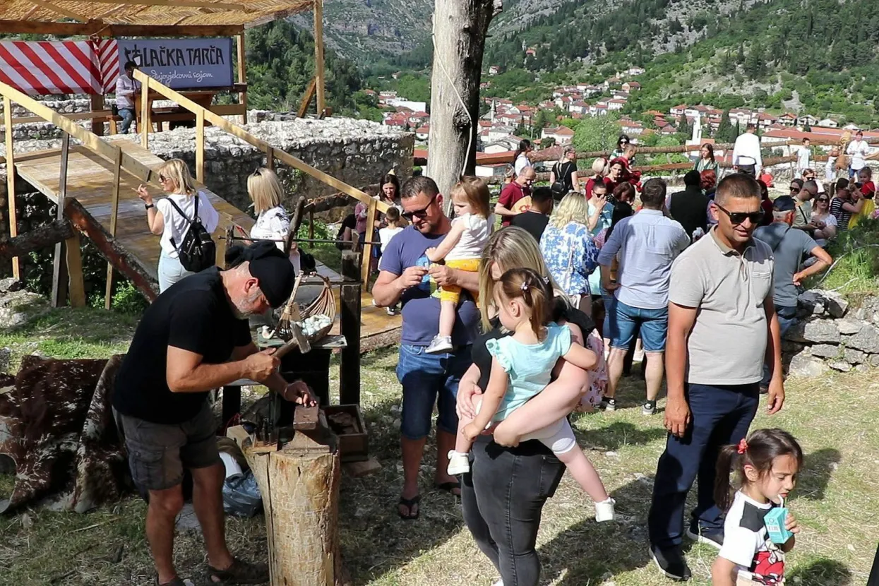 STOLAC, 20. svibnja (FENA) &ndash; U Stocu je u petak otvorena sedma tradicionalna dvodnevna manifestacija &quot;Stolačka tarča&quot; čime je Grad Stolac postao &quot;srednjovjekovni centar&quot; Bosne i Hercegovine.(Foto FENA/ES)