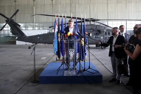 Velika Gorica, 25.05.2022. - Predsjednik Republike i vrhovni zapovjednik Oružanih snaga RH Zoran Milanović sudjelovao je na preuzimanju helikoptera UH-60M Black Hawk, donacije Sjedinjenih Američkih Država Republici Hrvatskoj. Na fotografiji Zoran Milanović.