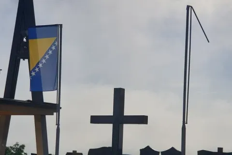 Radikali uspjeli iz drugog poku&scaron;aja: Zastava Hrvata u BiH skinuta s katoličkog groblja u Jelahu