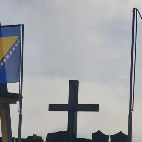 Radikali uspjeli iz drugog poku&scaron;aja: Zastava Hrvata u BiH skinuta s katoličkog groblja u Jelahu
