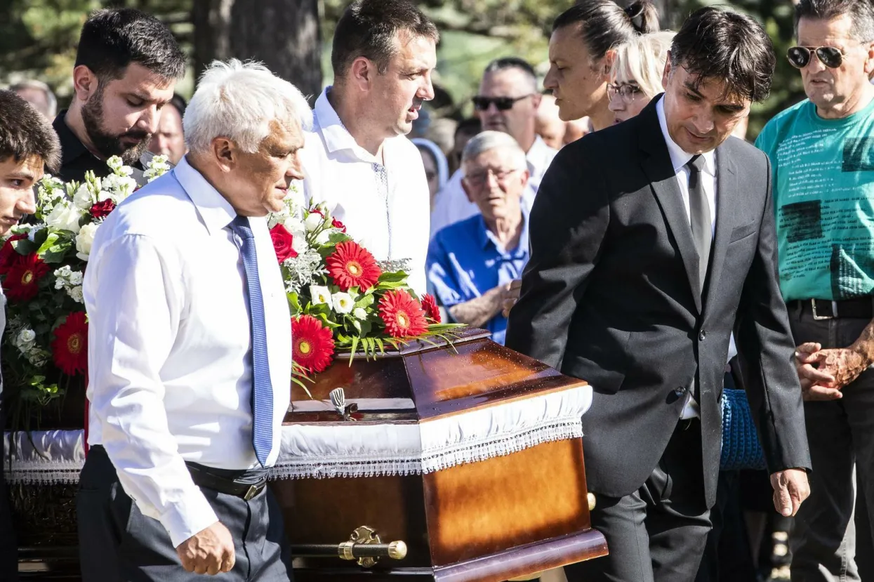 01.06.2022., Livno - Posljednji ispracaj Ivana Dalica, oca izbornika reprezentacije Zlatka Dalica, na groblju svetog Mihovila u Gorici. Photo: Milan Sabic/PIXSELL
