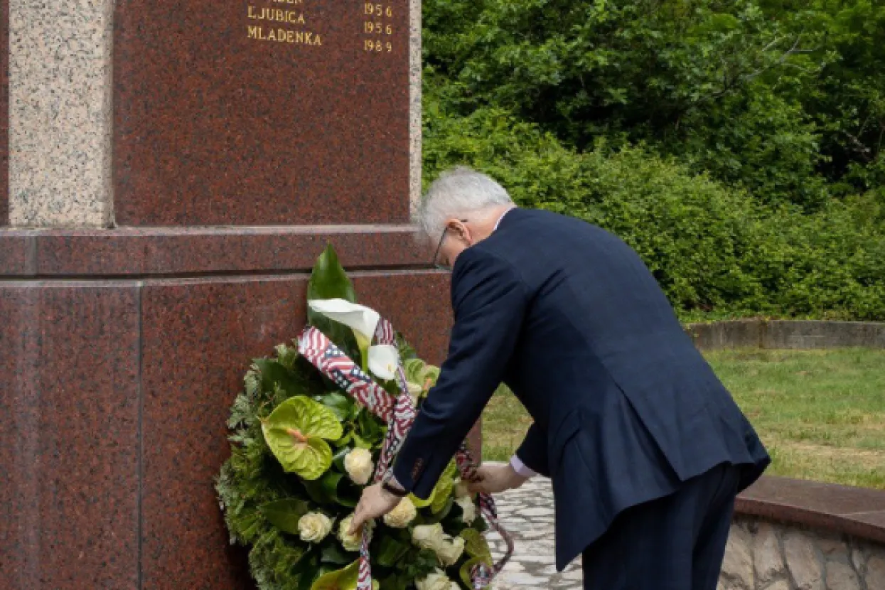 Veleposlanik Murphy odao počast hrvatskim civilnim žrtvama masakra u Grabovici