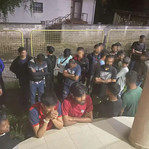 Dva migranta uhićena zbog sumnje na krijumčarenje osoba