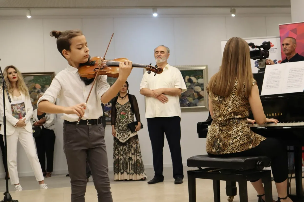 U Galeriji kraljice Katarine Kosače otvorena je izložba Marina Topića koja nosi naziv "Oblik Vode"