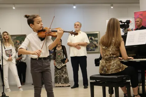 U Galeriji kraljice Katarine Kosače otvorena je izložba Marina Topića koja nosi naziv "Oblik Vode"