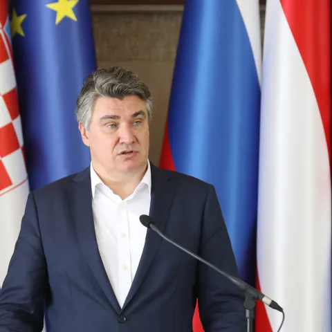 Brijuni, 03.06.2022. - Predsjednik Republike Hrvatske Zoran Milanović domaćin je 9. Trilateralnog sastanka na kojem je ugostito predsjednika Republike Austrije Alexandera Van der Bellena i predsjednika Republike Slovenije Boruta Pahor. Izjave nakon sastanka. Na fotografiji Zoran Milanović.
foto HINA/ Admir BULJUBAŠIĆ/ abu