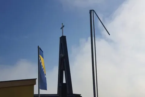 Radikali uspjeli iz drugog poku&scaron;aja: Zastava Hrvata u BiH skinuta s katoličkog groblja u Jelahu