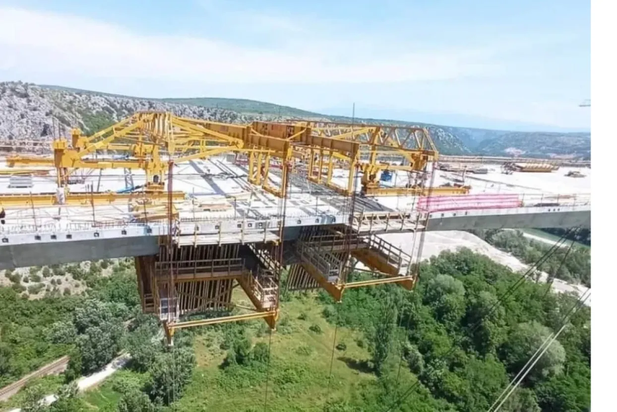 Spojeni gigantski stupovi na mostu Počitelj