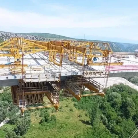 Spojeni gigantski stupovi na mostu Počitelj