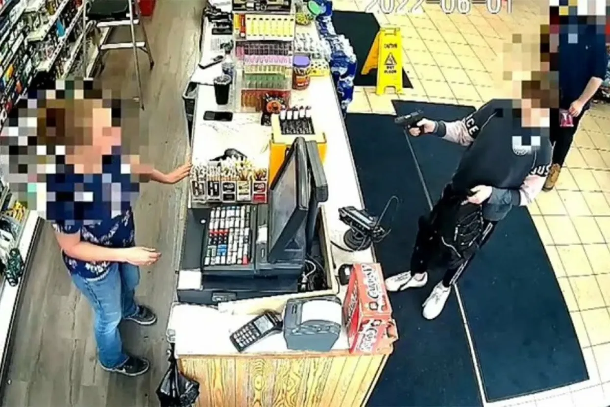 Dječak pljačka benzinsku crpku