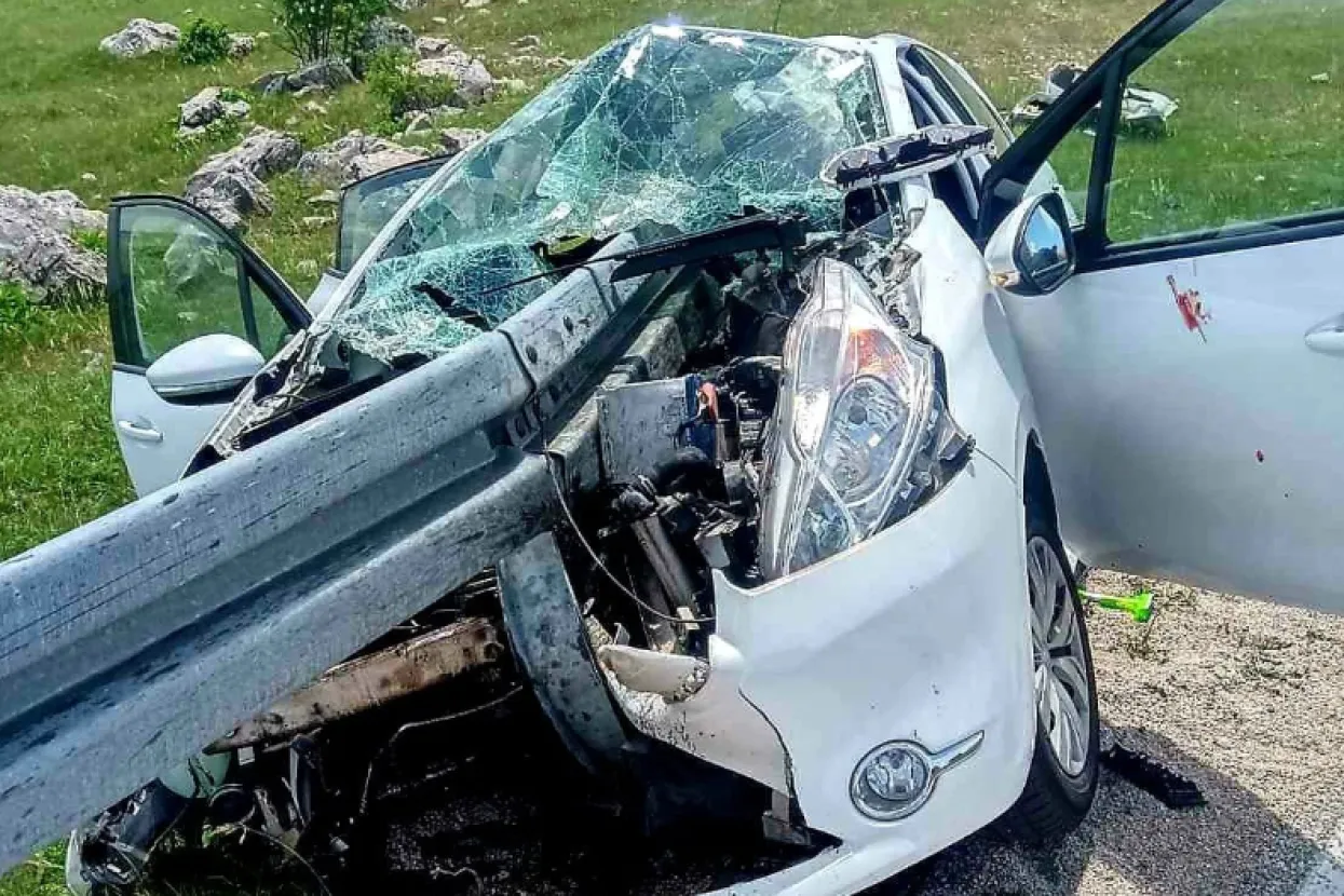 Tri osobe ozlijeđene u teškoj prometnoj nezgodi