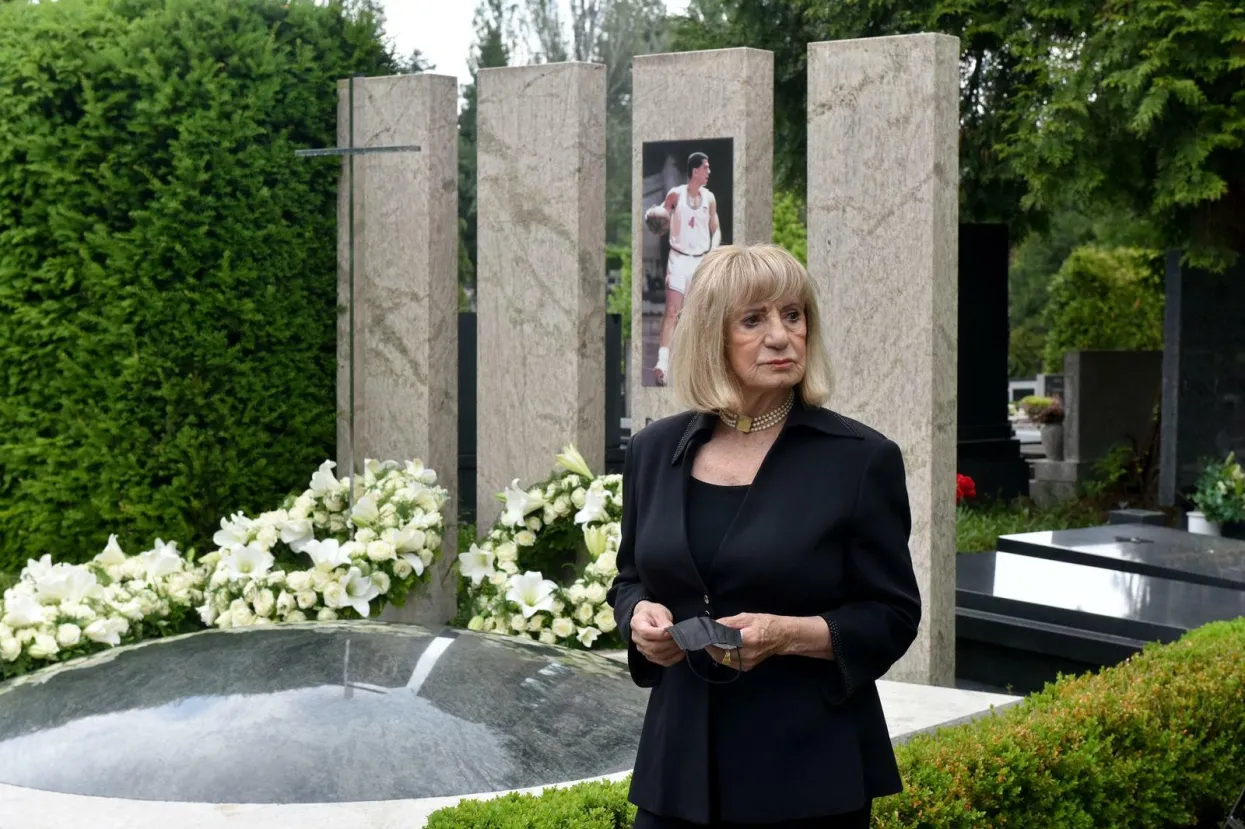 07.06.2021., Zagreb - Na Gradskom groblju Mirogoj polozen je vijenac u povodu obiljezavanja 28. obljetnice smrti Drazena Petrovica. Biserka Petrovic