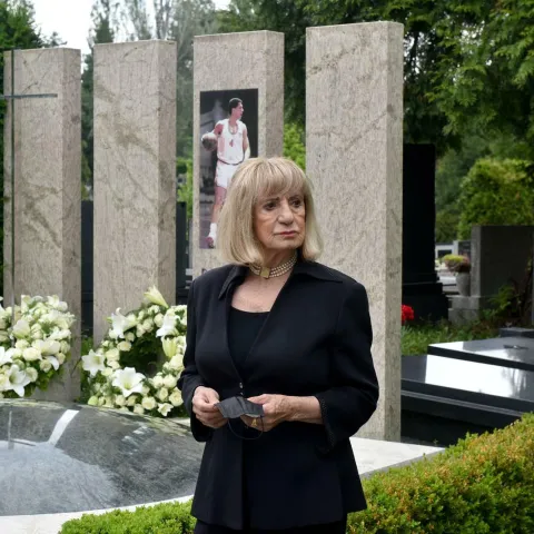 07.06.2021., Zagreb - Na Gradskom groblju Mirogoj polozen je vijenac u povodu obiljezavanja 28. obljetnice smrti Drazena Petrovica. Biserka Petrovic