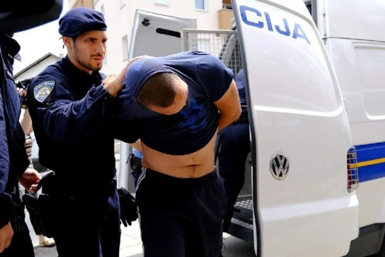 Uhićeni navijač (Ilustracija)