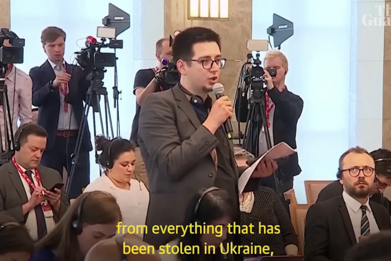 Novinar postavlja pitanje Lavrovu