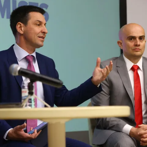 22.04.2022. Mostar - Izaslanstvo EU parlamenta sudjelovalo je na tribini u Hrvatskom Domu Herceg Stjepan Kosaca gdje se raspravljalo na temu odnosa medjunarodne zajednice i naroda u BiH. Na tribini su sudjelovali Ladislav Ilcic, zastupnik u EU Parlamentu (Hrvatska), Hermann Tertsch, zastupnik u EU Parlamentu (Spanjolska), Ryszard Czarnecki, zastupnik u EU Parlamentu (Poljska), Bogdan Rzonca, zastupnik u EU Parlamentu (Poljska), Carlo Fidanza, zastupnik u EU Parlamentu (Italija), Dawid Nahajowski, koordinator grupacije ECR-a (Poljska), Martin Filipov, koordinator grupacije ECR-a (Bugarska). Photo: Denis Kapetanovic/PIXSELL