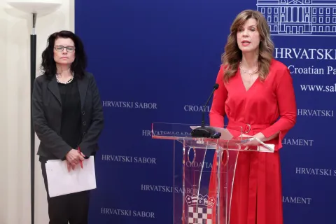 Zagreb, 10.06.2022. - Konferencija za novinare zastupnice SDP-a u Europskom parlamentu Biljana Borzan i zastupnice SDP-a u Hrvatskom saboru Andreja Marić, na temu prijedloga zakonske zabrane prodaje energetskih pića djeci u Hrvatskoj i rezultata istraživanja o njihovoj konzumaciji.
Na fotografiji Andreja Marić, Biljana Borzan.
