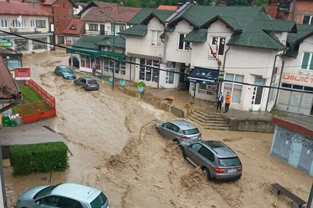 Proglašeno stanje prirodne nepogode u općini Čelić: Voda nosila automobile