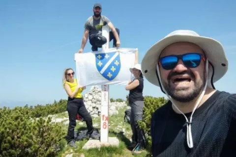 Zastava s ljiljanima na Leliji