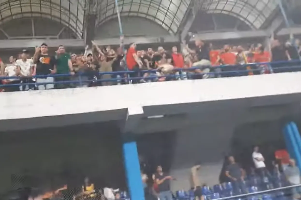 Crnogorski navijači pjevali "burek sa sirom"