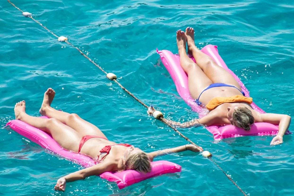 11.08.2021., Plaza Banje, Dubrovnik - Jedino pravo osvjezenje od "paklenih" vrucina je kupanje u moru. Photo: Grgo Jelavic/PIXSELL