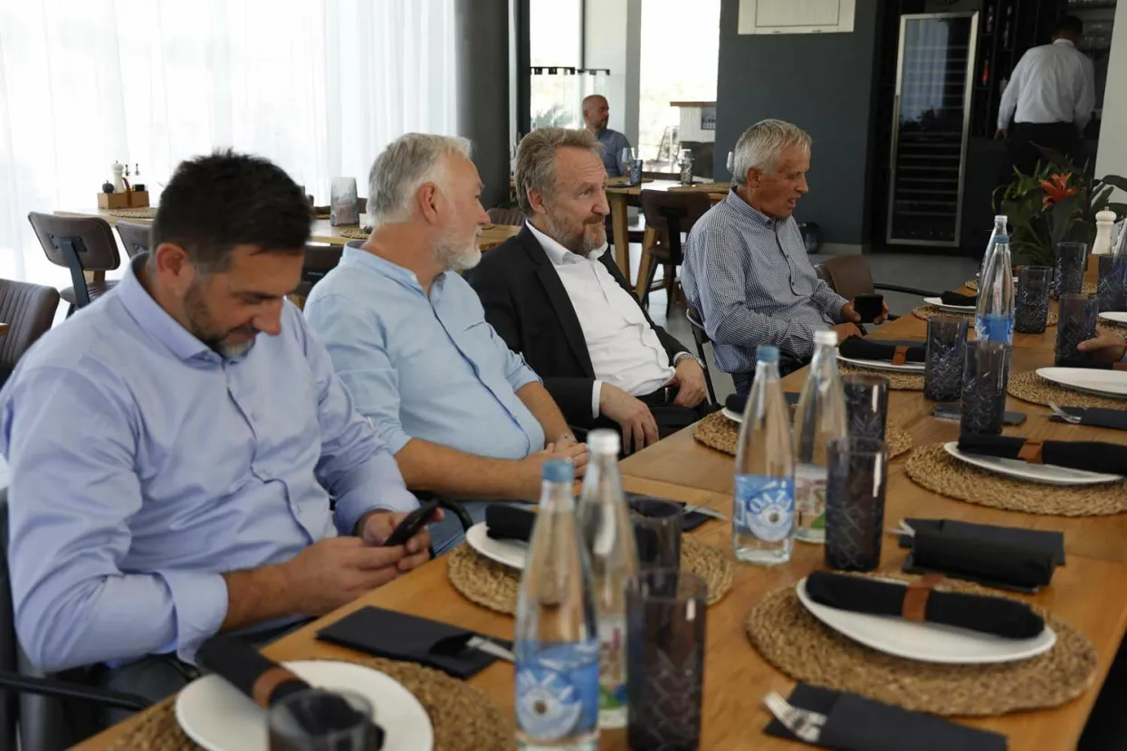 Izetbegović s ratnim zapovjednicima tzv. Armije RBiH