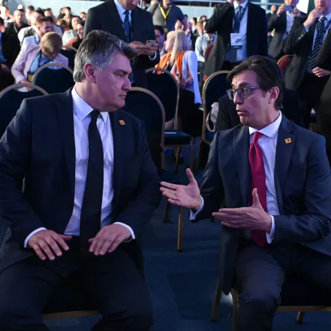 Zagreb/Ohrid, Predsjednik Republike Zoran Milanović sudjelovao je danas u Ohridu na uvodnoj sjednici Prespa foruma na visokoj razini na temu oblikovanja budućnosti zapadnog Balkana u suvremenoj europskoj sigurnosnoj arhitekturi.