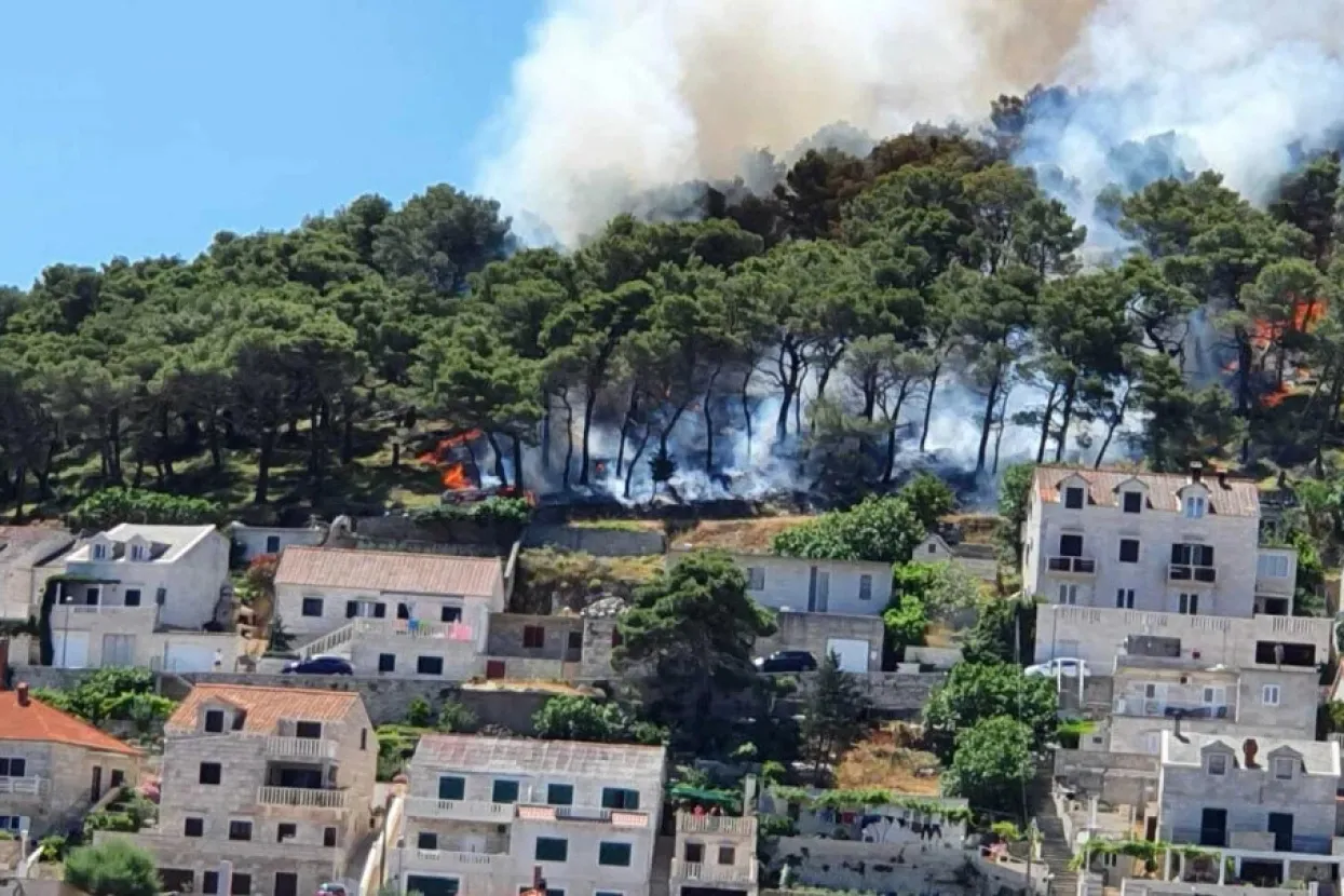 Požari na Braču i Hvaru: Vatra prijeti kućama, uključio se i kanader