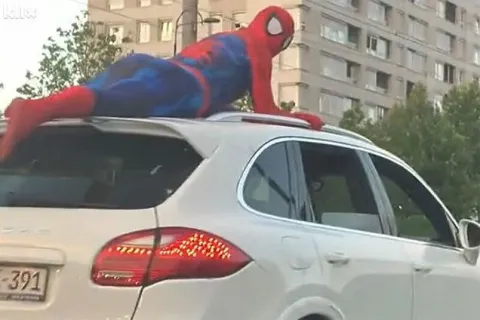 BiH: Osoba odjevena u kostim Spidermana vozila se na krovu terenca
