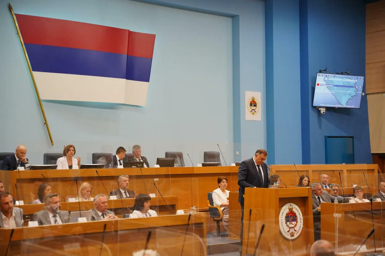 20.06.2022., Narodna skupstina RS, Banjaluka (BiH) &ndash; Danas se odrzava posebna sjednica Narodne skupstine RS sazvana na zahtjev srpskog clana Predsjednistva BiH Milorada Dodika. Dodik je sazvao posebnu sjednicu NSRS kako bi se parlament Republike Srpske izjasnio o Odluci o pokretanju postupka za vodjenje pregovora radi zakljucivanja Sporazuma o partnerstvu, trgovini i saradnji između BiH i Velike Britanije i Sjeverne Irske, usvojenoj bez konsenzusa na 27. sjednici Predsjednistva BiH 8. 6.2022. Dodik je rekao da Republika Srpska ne dozivljava Veliku Britaniju kao prijatelja.