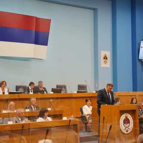 20.06.2022., Narodna skupstina RS, Banjaluka (BiH) &ndash; Danas se odrzava posebna sjednica Narodne skupstine RS sazvana na zahtjev srpskog clana Predsjednistva BiH Milorada Dodika. Dodik je sazvao posebnu sjednicu NSRS kako bi se parlament Republike Srpske izjasnio o Odluci o pokretanju postupka za vodjenje pregovora radi zakljucivanja Sporazuma o partnerstvu, trgovini i saradnji između BiH i Velike Britanije i Sjeverne Irske, usvojenoj bez konsenzusa na 27. sjednici Predsjednistva BiH 8. 6.2022. Dodik je rekao da Republika Srpska ne dozivljava Veliku Britaniju kao prijatelja.