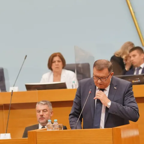 20.06.2022., Narodna skupstina RS, Banjaluka (BiH) &ndash; Danas se odrzava posebna sjednica Narodne skupstine RS sazvana na zahtjev srpskog clana Predsjednistva BiH Milorada Dodika. Dodik je sazvao posebnu sjednicu NSRS kako bi se parlament Republike Srpske izjasnio o Odluci o pokretanju postupka za vodjenje pregovora radi zakljucivanja Sporazuma o partnerstvu, trgovini i saradnji između BiH i Velike Britanije i Sjeverne Irske, usvojenoj bez konsenzusa na 27. sjednici Predsjednistva BiH 8. 6.2022. Dodik je rekao da Republika Srpska ne dozivljava Veliku Britaniju kao prijatelja.