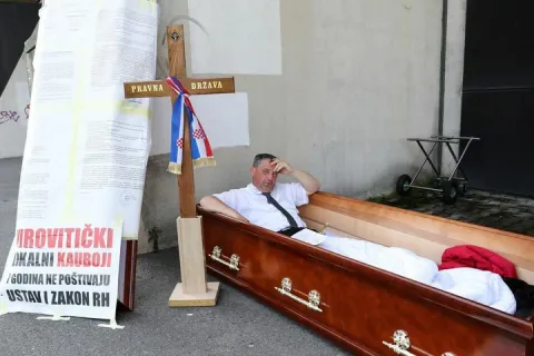 Hrvatski pogrebnik prosvjeduje spavajući u lijesu