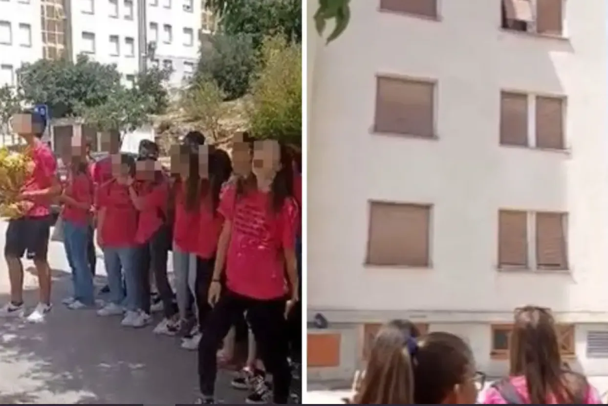 Učenici pred prozorom razrednice