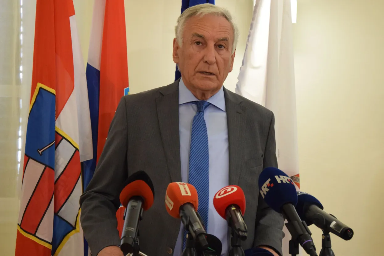 Dubrovnik, 21.06.2022. &ndash; Dubrovačko-neretvanski župan Nikola Dobroslavić sa suradnicima je u utorak održao konferenciju za medije o izgradnji zračne luke kod Trebinja. Na fotografiji Nikola Dobroslavić.