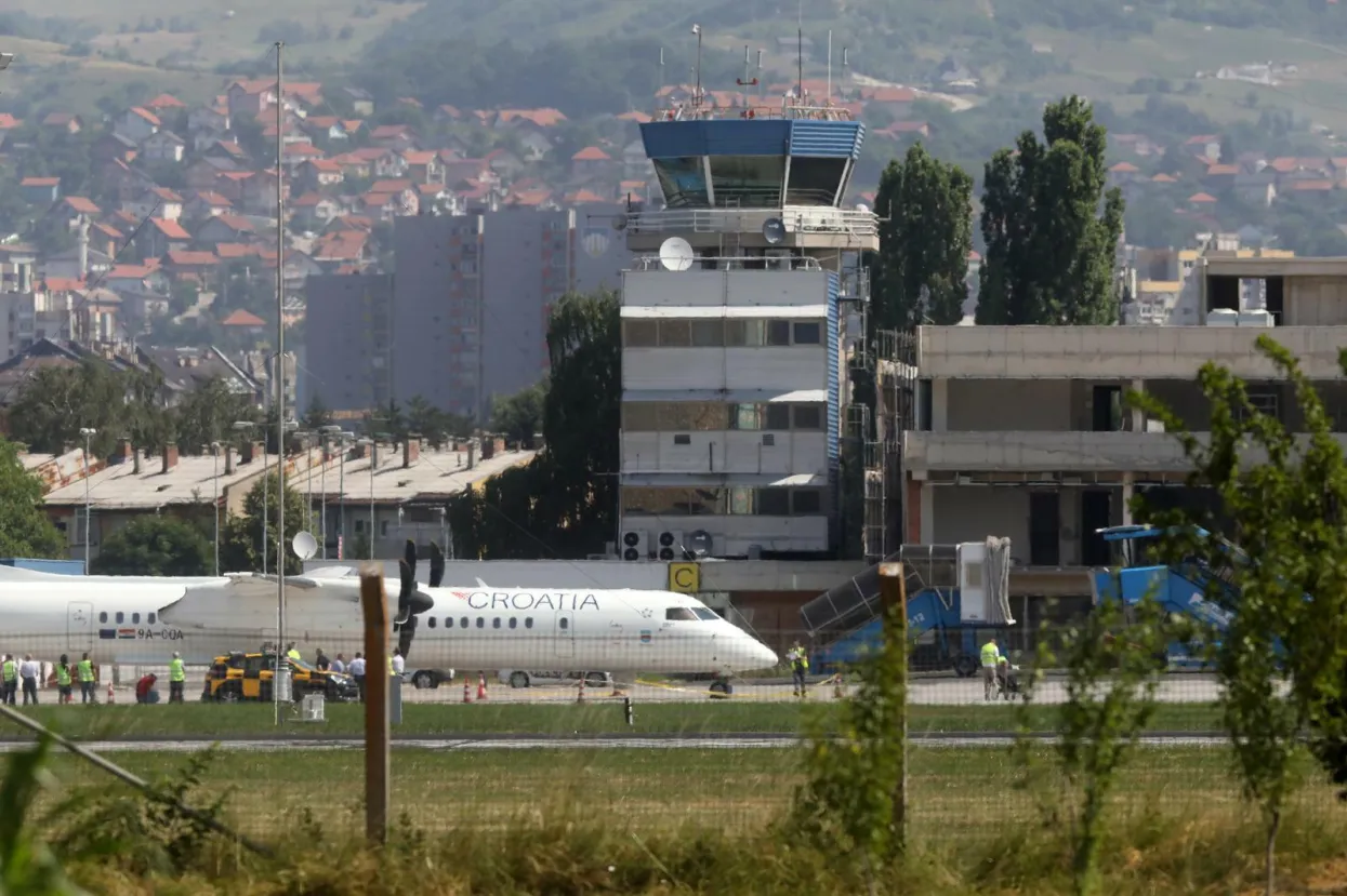 23.06.2022., Sarajevo, Bosna i Hercegovina - Avion Croatia Airlinesa koji je sinoc iz Zagreba sletio na pistu Medjunarodnog aerodroma u Sarajevu i za kojeg se sumnja da imaostecenja nastala iz vatreng oruzja. Photo: Armin Durgut/PIXSELL