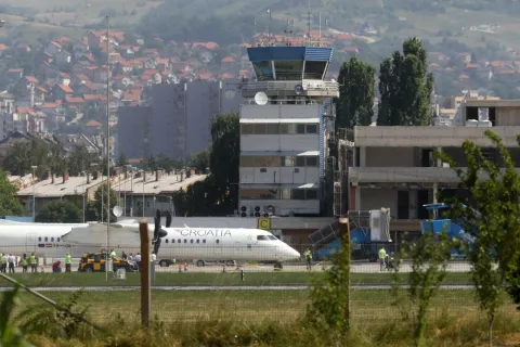23.06.2022., Sarajevo, Bosna i Hercegovina - Avion Croatia Airlinesa koji je sinoc iz Zagreba sletio na pistu Medjunarodnog aerodroma u Sarajevu i za kojeg se sumnja da imaostecenja nastala iz vatreng oruzja. Photo: Armin Durgut/PIXSELL