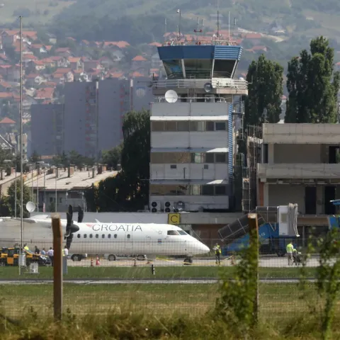 23.06.2022., Sarajevo, Bosna i Hercegovina - Avion Croatia Airlinesa koji je sinoc iz Zagreba sletio na pistu Medjunarodnog aerodroma u Sarajevu i za kojeg se sumnja da imaostecenja nastala iz vatreng oruzja. Photo: Armin Durgut/PIXSELL