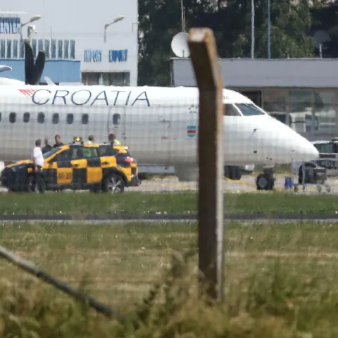 23.06.2022., Sarajevo, Bosna i Hercegovina - Avion Croatia Airlinesa koji je sinoc iz Zagreba sletio na pistu Medjunarodnog aerodroma u Sarajevu i za kojeg se sumnja da imaostecenja nastala iz vatreng oruzja. Photo: Armin Durgut/PIXSELL