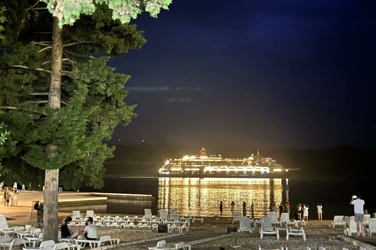 Iz Neuma isplovio kruzer s tisuću putnika