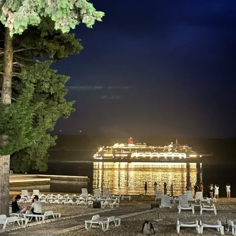 Iz Neuma isplovio kruzer s tisuću putnika