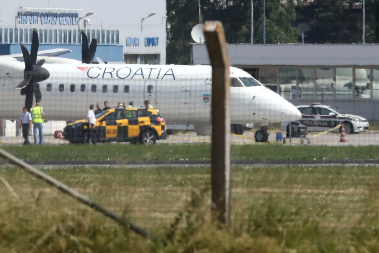 23.06.2022., Sarajevo, Bosna i Hercegovina - Avion Croatia Airlinesa koji je sinoc iz Zagreba sletio na pistu Medjunarodnog aerodroma u Sarajevu i za kojeg se sumnja da imaostecenja nastala iz vatreng oruzja. Photo: Armin Durgut/PIXSELL